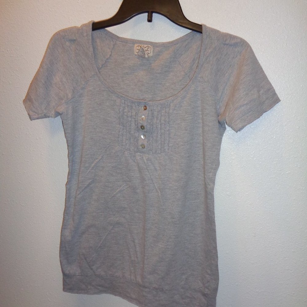 Eyelash Couture Gray Short Sleeve Top L